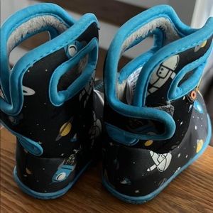Bogs size 4c boots worn by one child a small handful of times